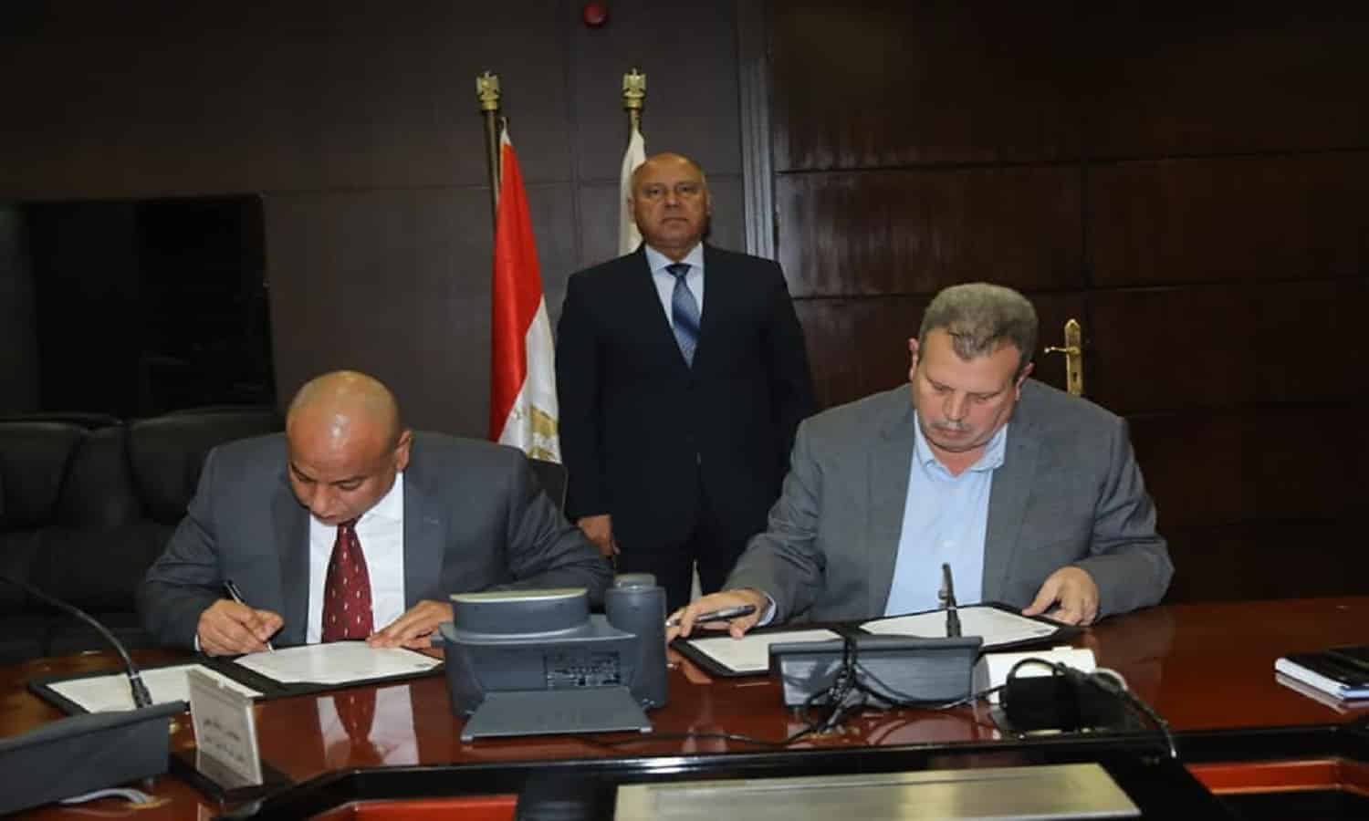 مذكرة تفاهم لإنشاء مصنع بالمنطقة الصناعية بكوم أبو راضى لانتاج قطع غيار السكك الحديدية